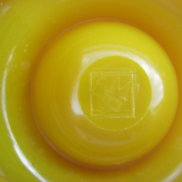 RETRO LOOK EGG CUPS, SET OF 4, YELLOW & RED, PLASTIC DESIGN - Picture 7 of 7